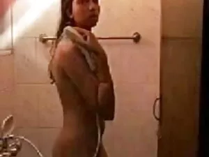तीन लड़कियों का लेस् ...