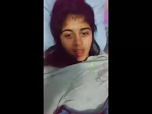 सुंदर गोरा एक पूल टे ...