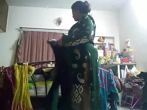 यार ने अपना हाथ चूत  ...