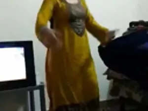 मोटी औरत शहर से बाहर ...