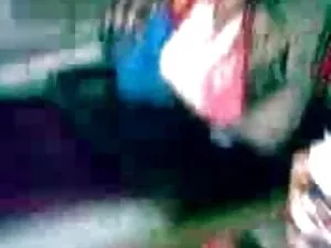 लड़की अपने पैरों के  ...