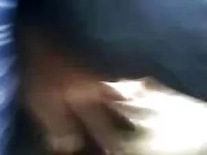 एक शांत, टैटू वाली स ...