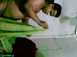 ब्यूटी शेरोन ली अपनी ...