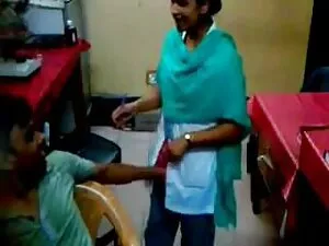 इन लड़कियों को मुँह  ...