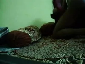 कमरा जंगली विलाप से  ...