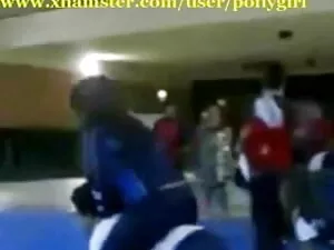 हॉट ब्रुनेट्स सोफे प ...